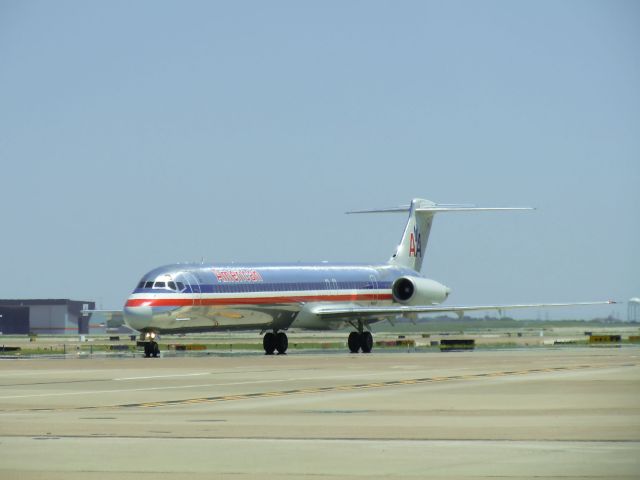 McDonnell Douglas MD-83 (N564AA)