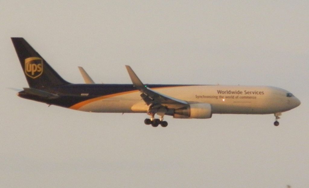 BOEING 767-300 (N304UP)