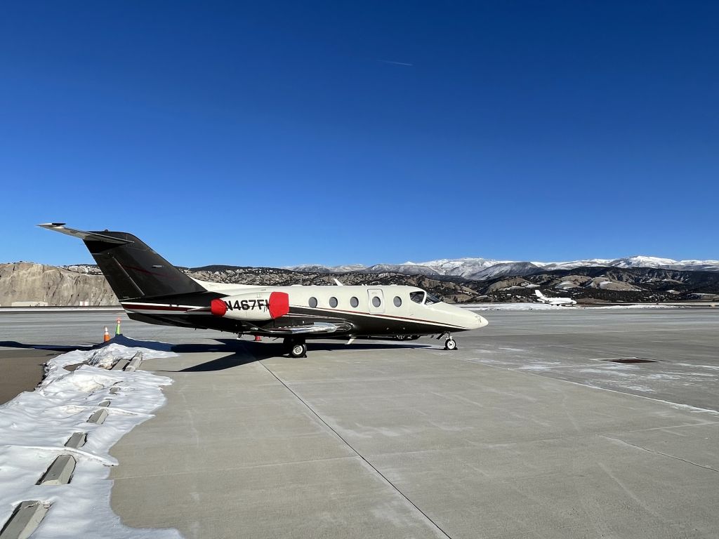 Beechcraft Beechjet (N467FL) - Trying to stay warm.