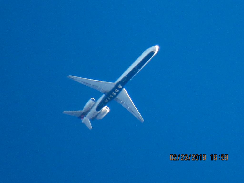 McDonnell Douglas MD-90 (N909DA)