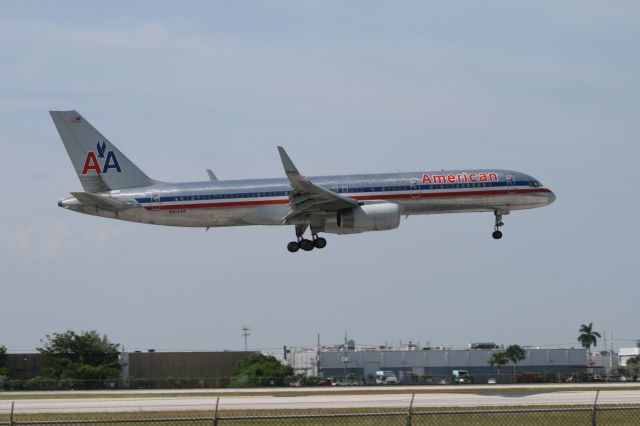 Boeing 757-200 (N614AA) - Landing in Miami