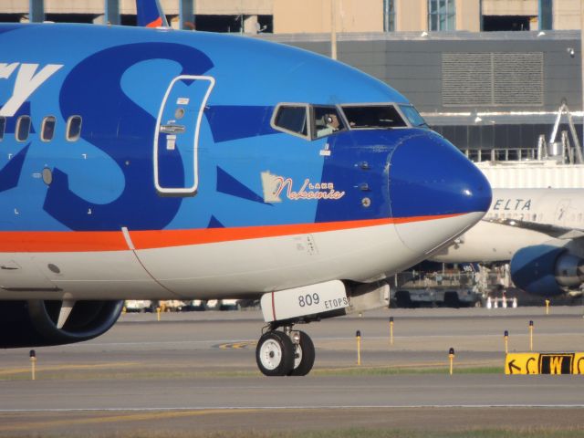 Boeing 737-800 (N809SY) - Lake Nokomis heading to the gate