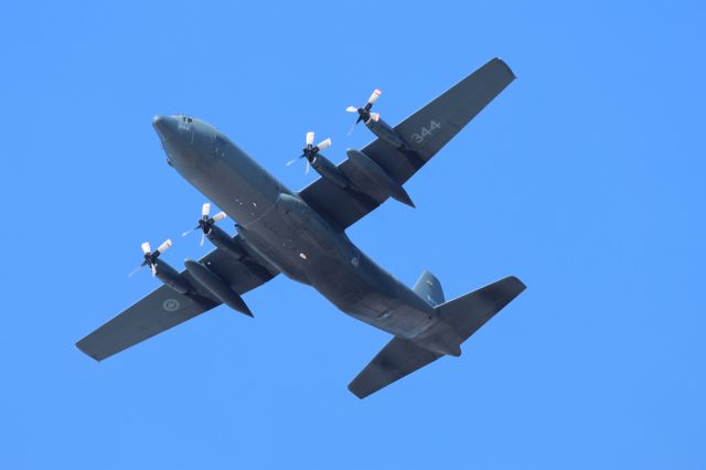 13-0343 — - 130344 Lockheed Hercules HC-130 Royal Canadian Air Force RCAF survolant la ville de Lavaltrie QC. le 24-03-2023 à 14:25