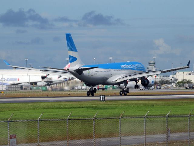 Airbus A330-300 —