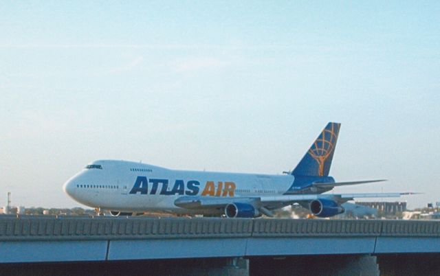 Boeing 747-200 —