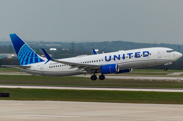 Boeing 737-800 (N39297) - Taking off 13R