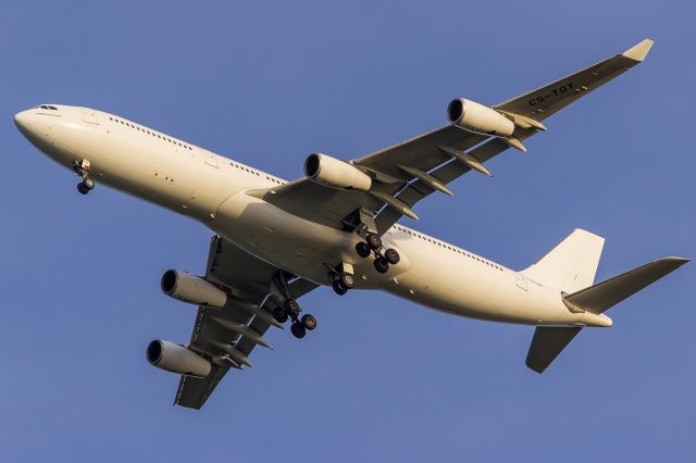 Airbus A340-300 (CS-TQY)