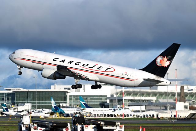 BOEING 767-300 (C-GXAJ)