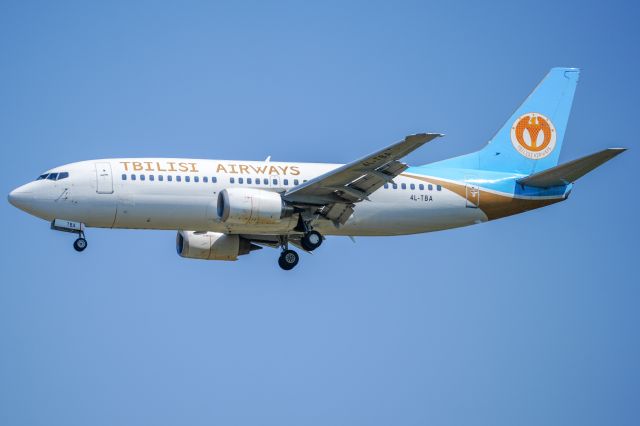 BOEING 737-300 (4L-TBA)