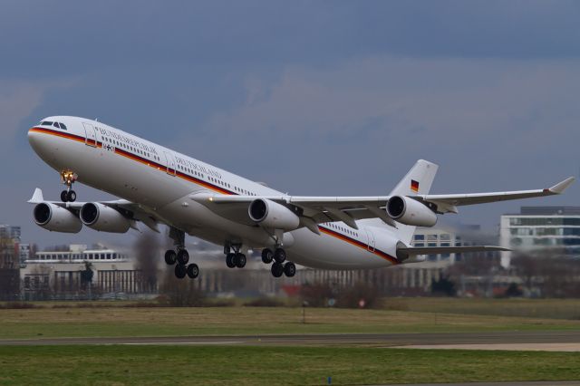 — — - LFPO 19 fevrier 2014 Airbus A340 German Air Force 16 01 BundesRepublik