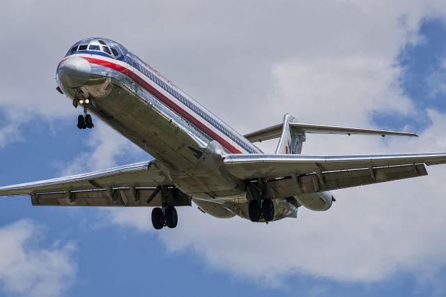 McDonnell Douglas MD-80 (N954U)