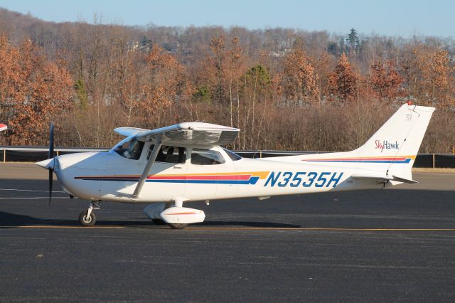 Cessna Skyhawk (N3535H) - Cessna N3535H taxiing to the ramp.