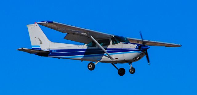 Cessna Skyhawk (N739KY) - N739KY Cessna 172N s/n 17270615 - North Las Vegas Airport  KVGTbr /Photo: TDelCorobr /December 29, 2023