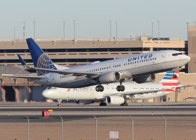 Boeing 737-800 (N73283)