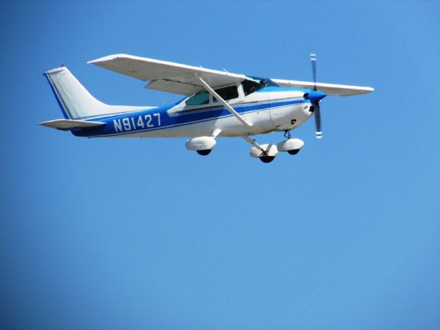 Cessna Skylane (N91427) - Landing RWY 20R