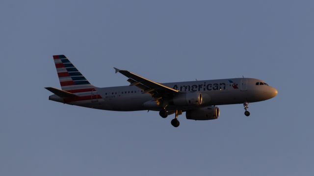 Airbus A320 (N653AW) - American Airlines A320 landing at PHX on 3/16/2022. Taken with a Canon 850D and Sigma 150-600 Contemporary lens.