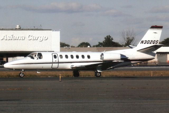 Cessna Citation V (N302QS) - NetJets Aviation Citation Ultra taxiing to the General Aviation Terminal in Sep-06.br /br /Reregistered N691ES 3-Sep-11.