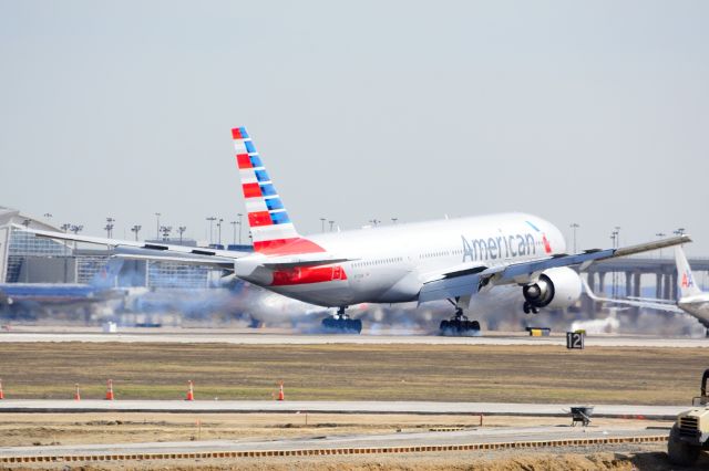 Boeing 777-200 (N779AN) - American - N779AN - B777-200 - Arriving KDFW 02/21/2014