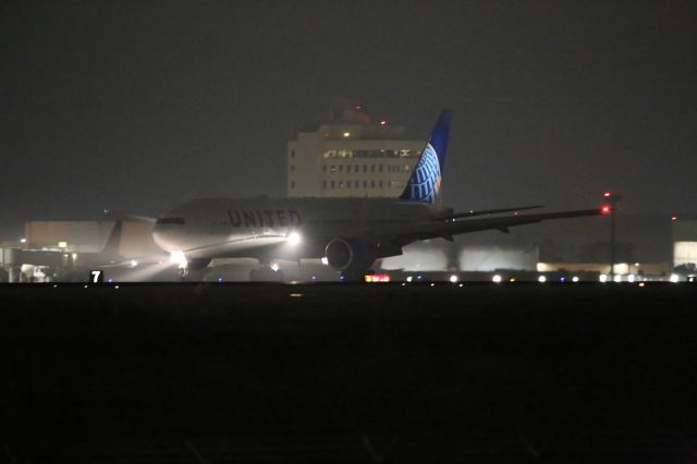Boeing 777-200 —