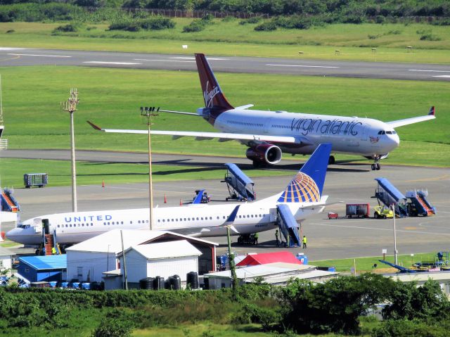 Boeing 737-900 (N68807)