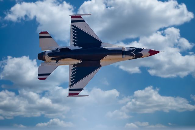 Lockheed F-16 Fighting Falcon — - USAF Thunderbird F-16 displaying the world famous Thunderbird logo.