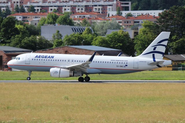 Airbus A320 (SX-DNE)
