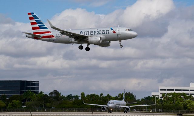 Airbus A319 (N9018E)