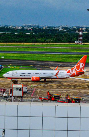 Boeing 737-700 (UR-SQF)
