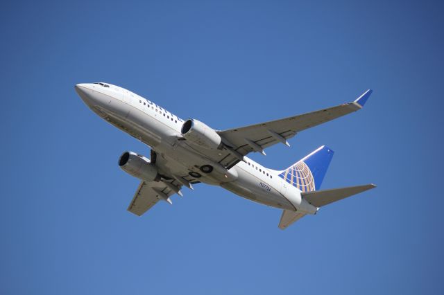 Boeing 737-700 (N27724) - Departing runway 25