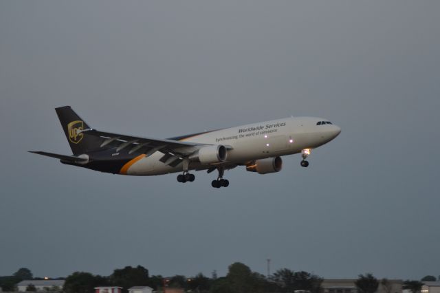 Airbus A300F4-600 (N141UP) - N141UP landing in Sioux Falls