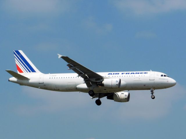 Airbus A320 (F-GKXR) - Air France (AF) F-GKXR A320-214 [cn3795]br /London Heathrow (LHR). Air France flight AF1780 arriving from Paris Charles de Gaulle (CDG).br /Taken from The Mound, Windsock Way (9L Approach)br /2013 07 06  a rel=nofollow href=http://alphayankee.smugmug.com/Airlines-and-Airliners-Portfolio/Airlines/EuropeanAirlineshttps://alphayankee.smugmug.com/Airlines-and-Airliners-Portfolio/Airlines/EuropeanAirlines/a