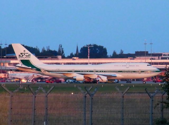 Boeing 747-400 (HZ-WBT7)