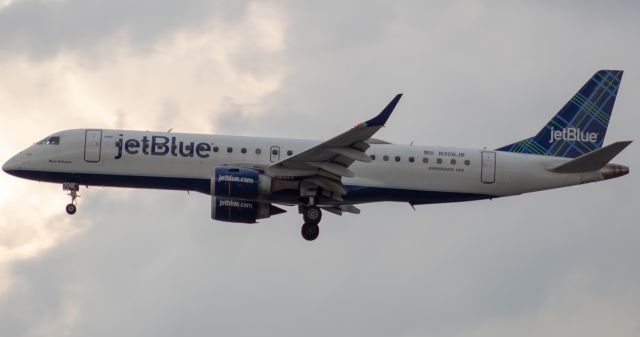 Embraer ERJ-190 (N306JB) - JetBlue Embraer 190AR, named "Blue Orleans" arriving on runway 29 at Newark from Nantucket.