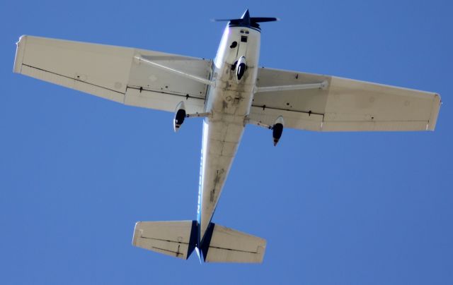 Cessna Skyhawk (N9292H) - N9292H Doing touch and go's on 10/12/2012