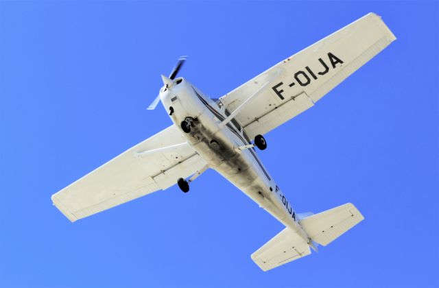 Cessna Skyhawk (F-OIJA)