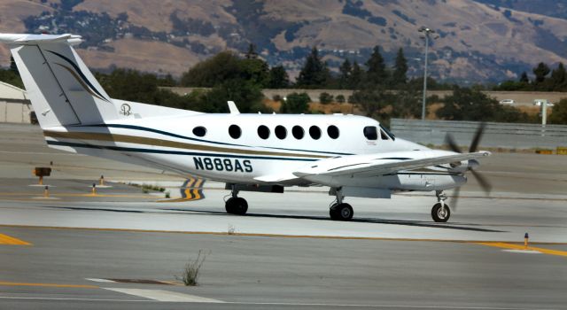 Beechcraft Super King Air 300 (N888AS) - Taxiing for take off, 30L