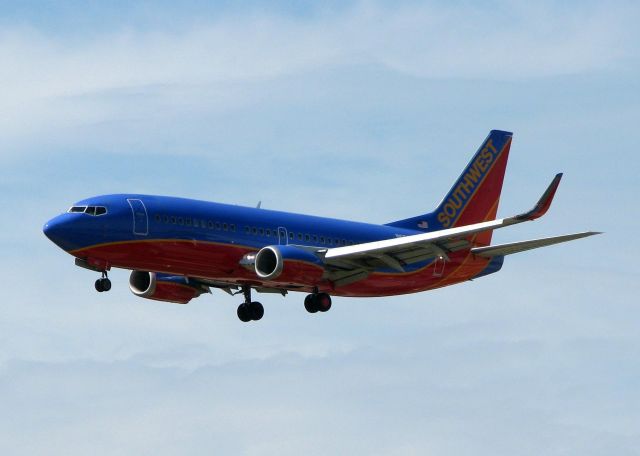 BOEING 737-300 (N650SW) - Landing on 13R at Love Field.