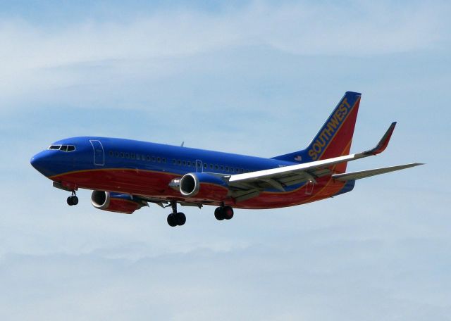 BOEING 737-300 (N650SW) - Landing on 13R at Love Field.