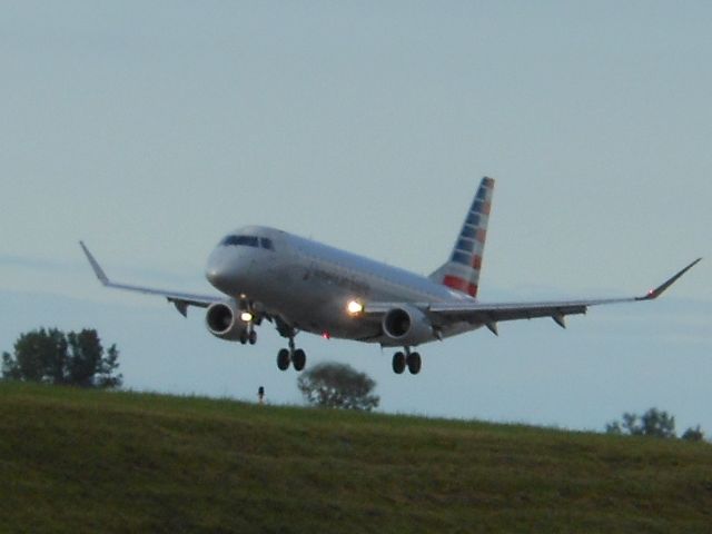 Embraer 170/175 (N437YX)