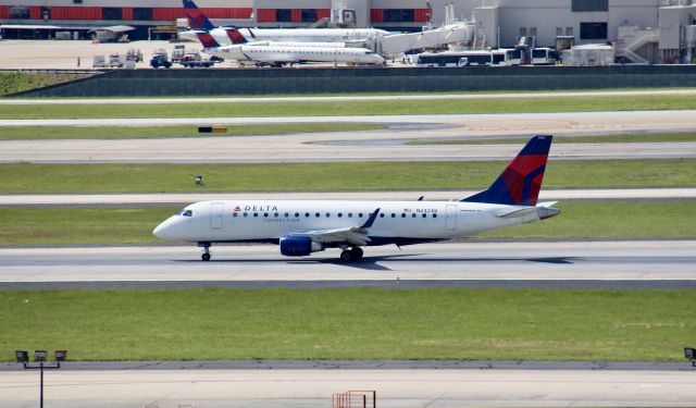 Embraer ERJ 175 (N242JQ) - Flight 5735 from SDF (May 13th, 2021) 