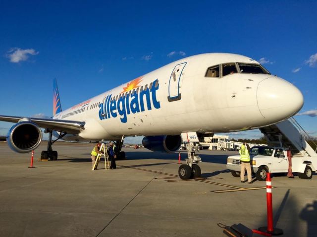 Boeing 757-200 (N903NV) - Charter for Clemson marching band coming home from PHX for the national championship.