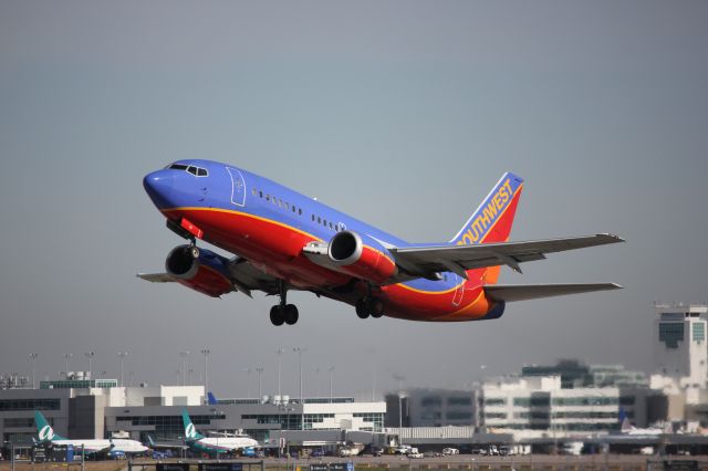 Boeing 737-700 (N511SW) - Departing 17R