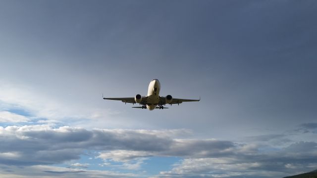 Boeing 737-700 (C-GWJO)