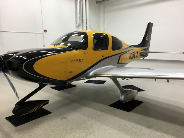 Cirrus SR-22 (N16LX)