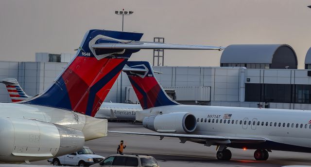 Boeing 717-200 (N971AT) - Delta Territory at LAX with the lone American Eagle in the background