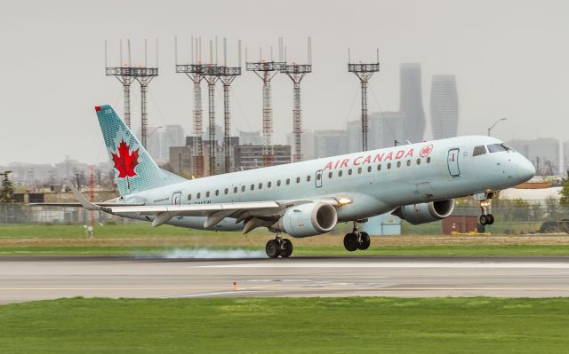 Embraer ERJ-190 (C-FMZW) - Air Canada Embraer fighting the strong NW wind puts down on the right main