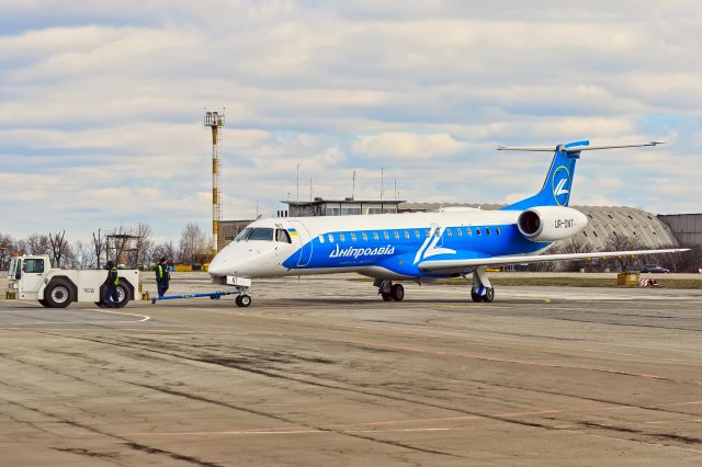 Embraer ERJ-145 (UR-DNT)