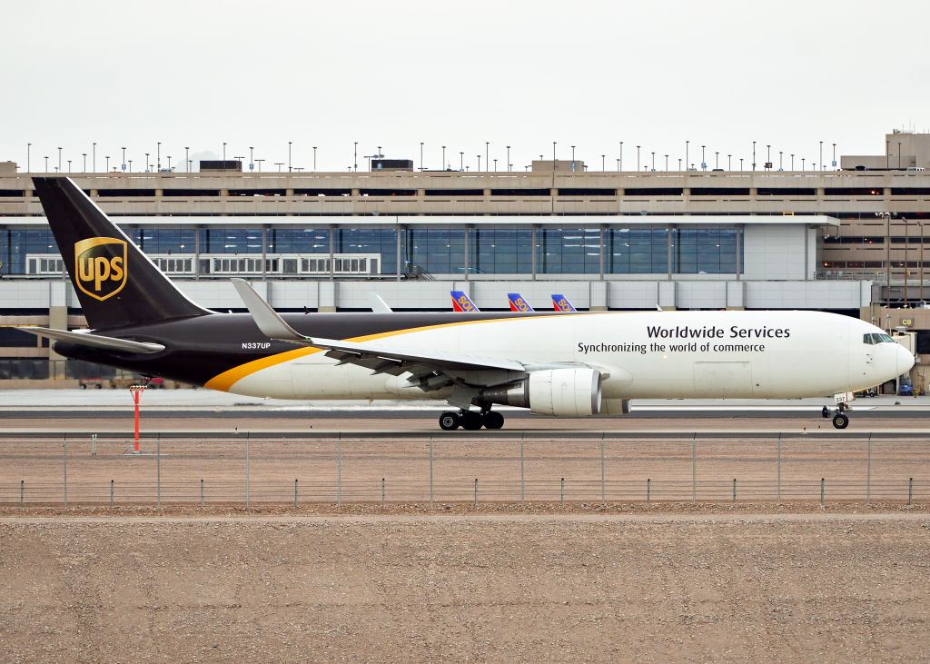 BOEING 767-300 (N337UP)