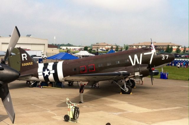 Douglas DC-3 (N345AB)