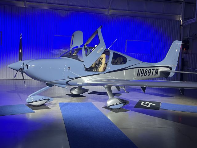 Cirrus SR-22 (N969TM) - Delivery